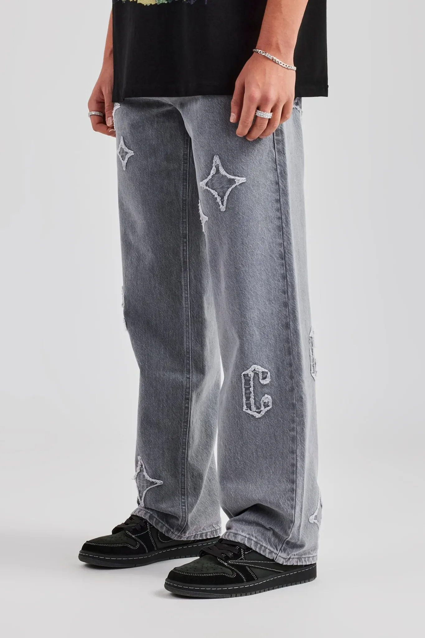 CLO-BOT-DEN Mens Relaxed Fit Applique Denim Jean - Washed Grey