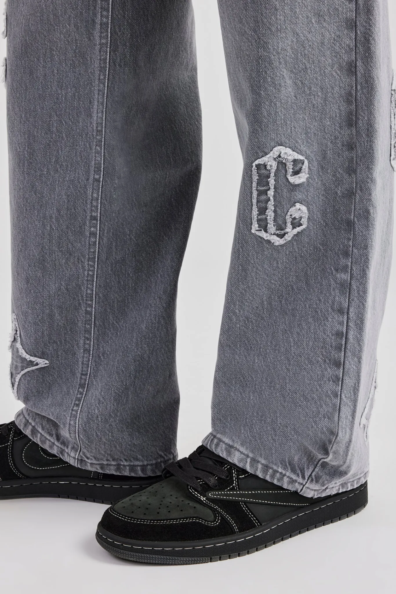 CLO-BOT-DEN Mens Relaxed Fit Applique Denim Jean - Washed Grey